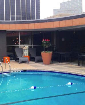 Utendørsbasseng og et oppvarmet basseng