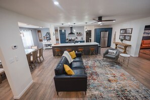 Smart TV, lareira, livros