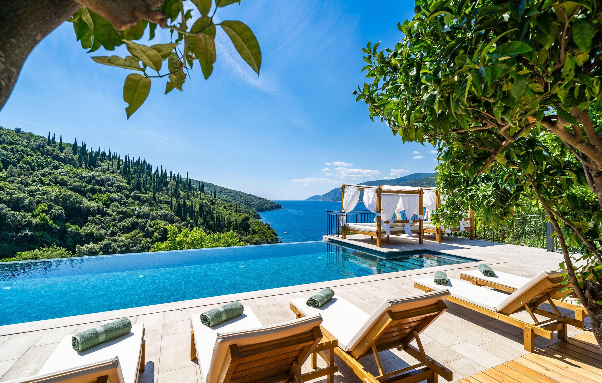 Utendørsbasseng og et evighetsbasseng