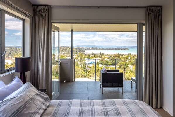 4 bedrooms, iron/ironing board, bed sheets