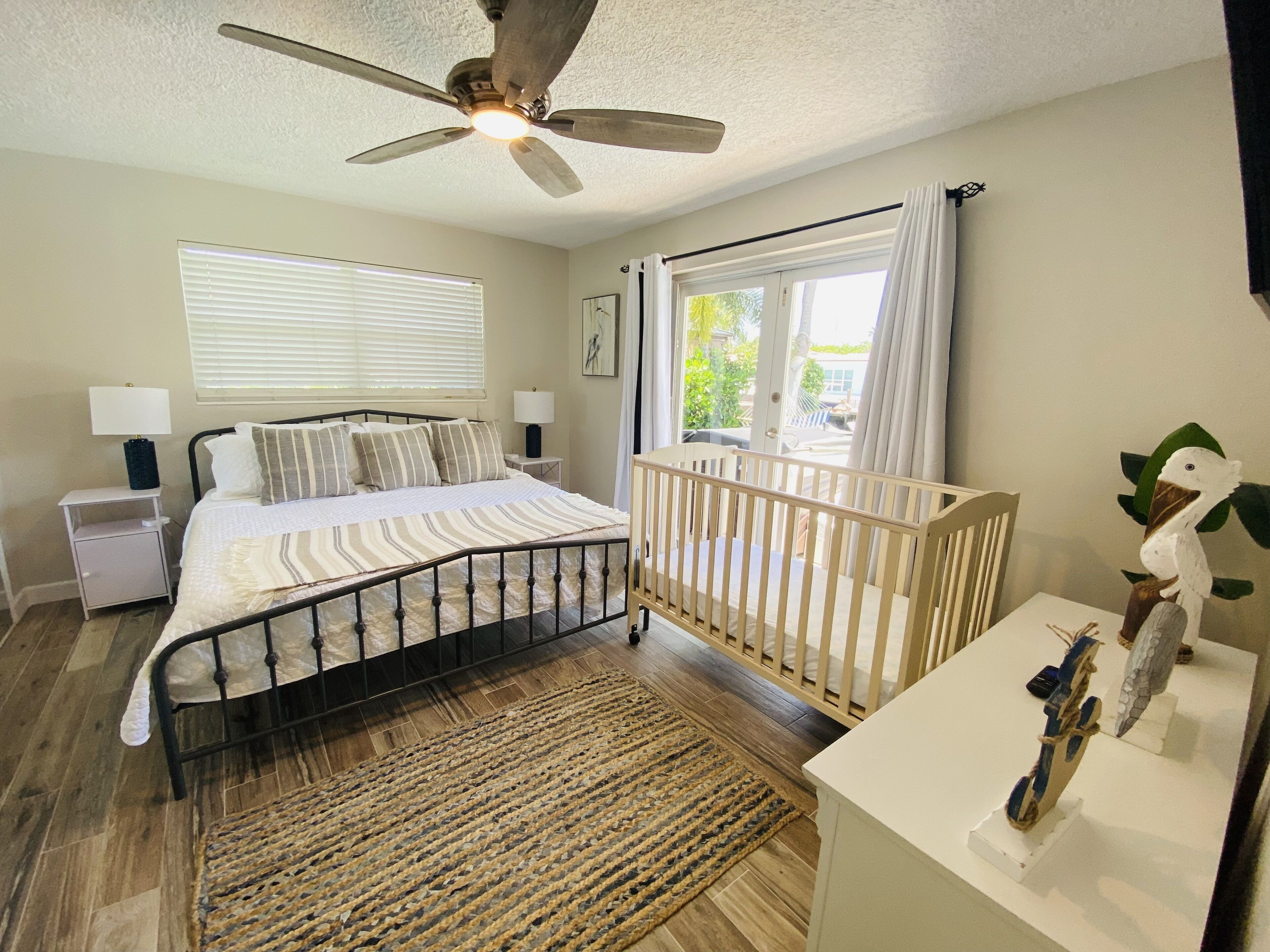 3 Schlafzimmer, Schreibtisch, Bügeleisen/Bügelbrett, Reisekinderbett