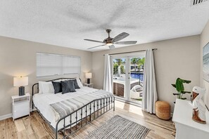 3 bedrooms, desk, iron/ironing board, travel cot - 2 miles from the beach! Heated pool/Hot tub/free kayaks & so much more
 (Pompano Beach)