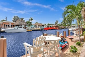 Outdoor dining - 2 miles from the beach! Heated pool/Hot tub/free kayaks & so much more
 (Pompano Beach)