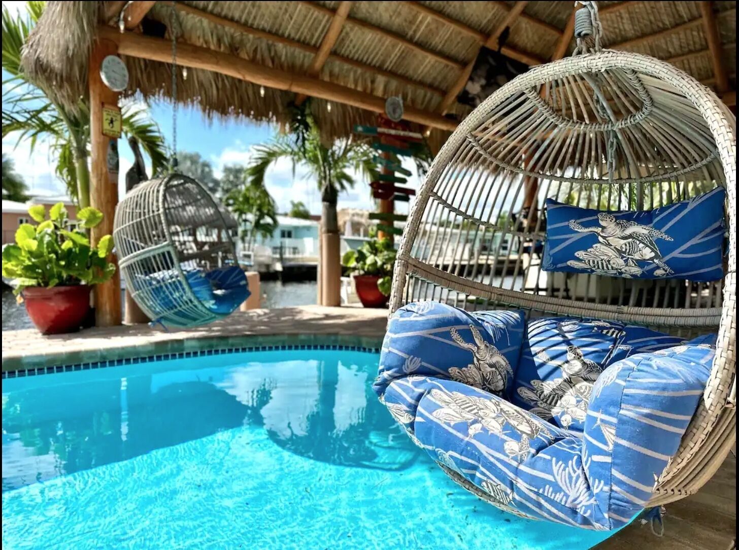 2 miles from the beach! Heated pool/Hot tub/free kayaks & so much more
