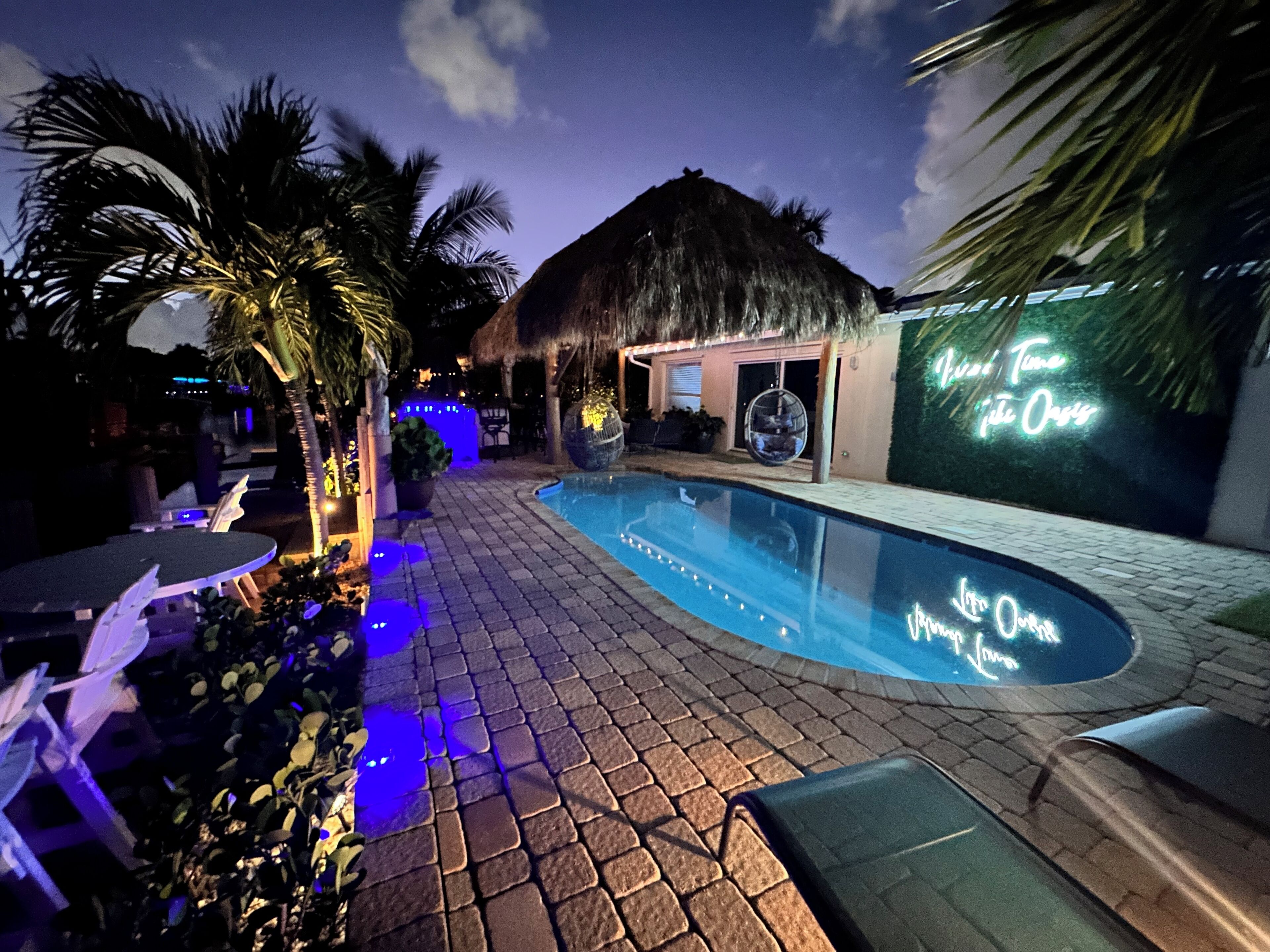 Een buitenzwembad en een verwarmd zwembad