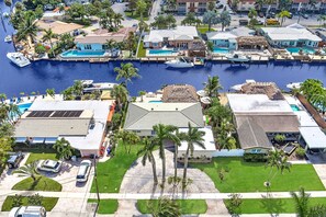 Exterior - 2 miles from the beach! Heated pool/Hot tub/free kayaks & so much more
 (Pompano Beach)