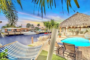 Outdoor pool, a heated pool - 2 miles from the beach! Heated pool/Hot tub/free kayaks & so much more
 (Pompano Beach)