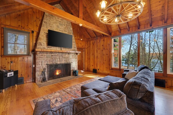 Smart TV, fireplace, table football - ★STONE Mountain Retreat ★KING BED-HOT TUB- Lake Harmony★Lake Views★Game room★ (Lake Harmony)