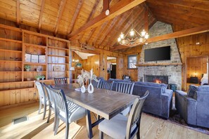 Dining - ★STONE Mountain Retreat ★KING BED-HOT TUB- Lake Harmony★Lake Views★Game room★ (Lake Harmony)