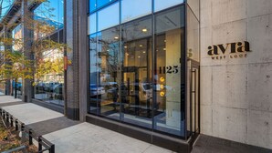En moderne bygning med store glasfacader, tydelig indgang og adressen "1125".