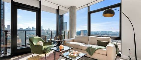 Télévision, chaîne hi-fi, espaces bureaux