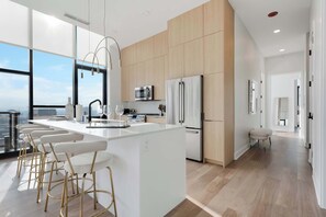 Fridge, microwave, oven, stovetop - Scenic 3BR PH for Tourism + Prime Location (Chicago)