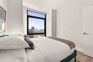 2 bedrooms, iron/ironing board, travel cot, WiFi - Panoramic City Views + Prime West Loop Location (Chicago)