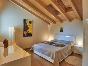 4 bedrooms, travel crib, free WiFi