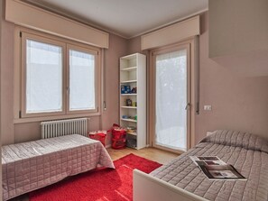 4 bedrooms, travel crib, free WiFi