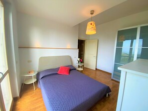2 habitaciones, tabla de planchar con plancha y cuna de viaje 