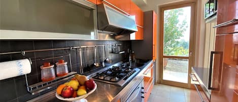Micro-ondes, four, lave-vaisselle, grille-pain