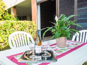 Outdoor dining - Lovely apartment for 4 people with pool, WIFI, A/C, TV and patio (Bibbona)
