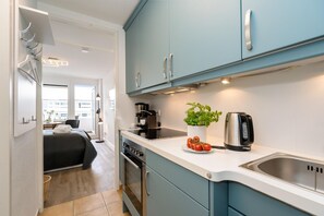 Een koelkast, een oven, een kookplaat, een koffiezetapparaat/waterkoker