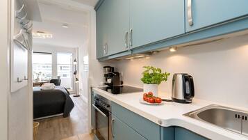 Køleskab, ovn, kogeplade, kaffe-/temaskine