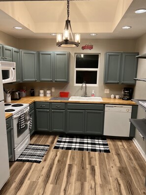 ثلاجة، ميكروويف، فرن، موقد طهي مسطح