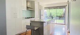 Very comfortable house only 5klms from City centre