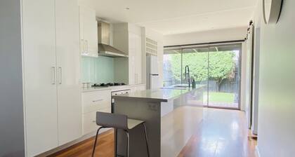 Very comfortable house only 5klms from City centre