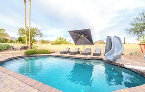 Una piscina al aire libre, una piscina climatizada