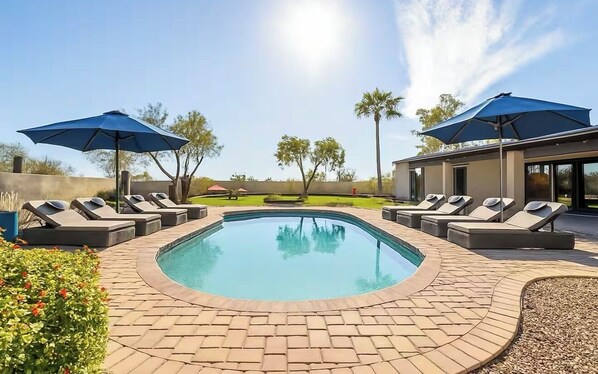 Una piscina al aire libre, una piscina climatizada