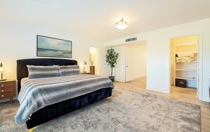 5 dormitorios, caja fuerte, escritorio y tabla de planchar con plancha