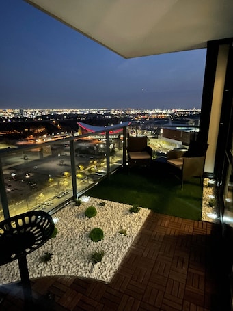 施設の敷地. Jr. Penthouse Style DT Condo next Door to Bmo Center/Saddledome. Best balcony!