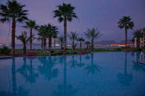 حمّام سباحة خارجي