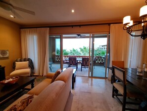 Condo, 3 Bedrooms | Ruang tamu