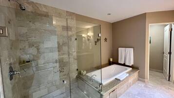 Condo, 2 habitaciones | Baño | Toallas