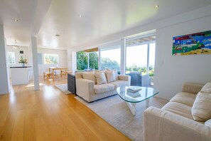 Panoramic House | Living area | 55-inch flat-screen TV with digital channels, TV, DVD player - Palm Ridge - near Onetangi & Palm Beach (Waiheke Island)