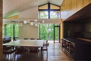 Villa de lujo | Área de sala de estar | Televisión LED de 86 pulgadas con canales por cable y televisión