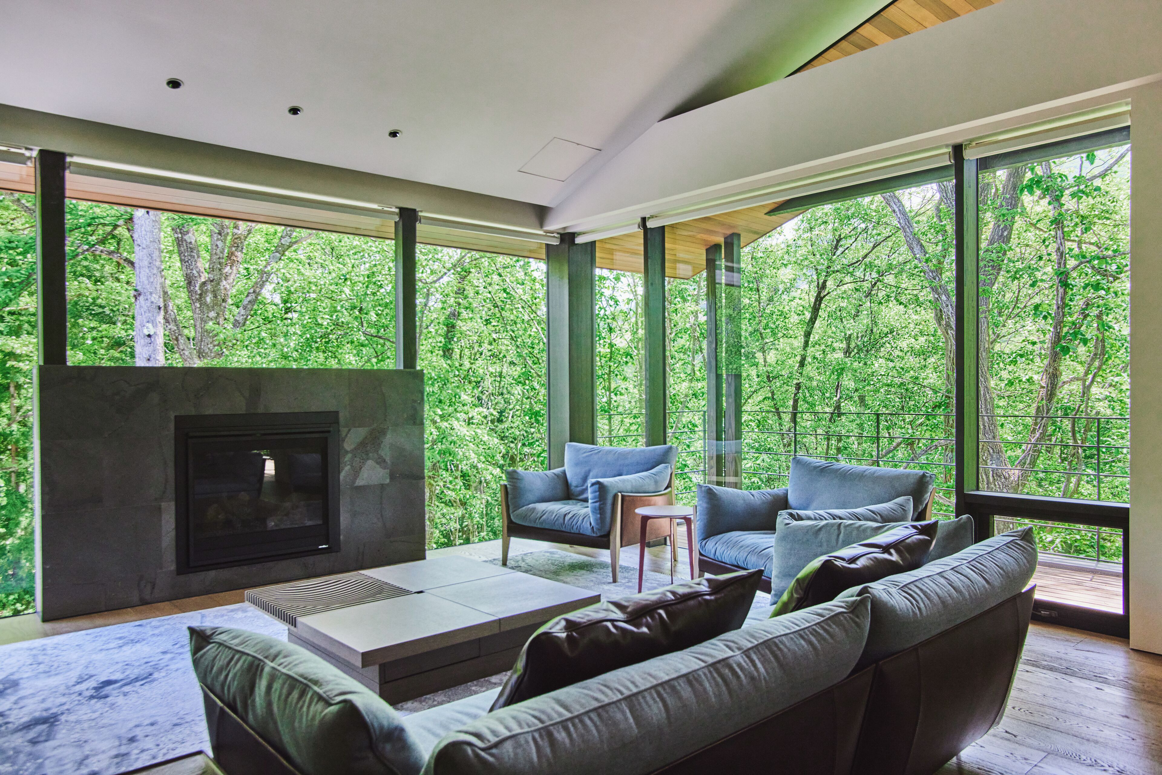 奢華別墅 | 起居區 | 86-吋LED 液晶電視、有線頻道、電視、壁爐