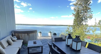 Romantic Family Lake front Cabin getaway 45 min W of Edmonton. 5 star cabin.