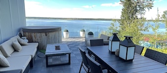 Romantic Family Lake front Cabin getaway 45 min W of Edmonton. 5 star cabin.