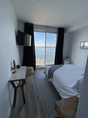 5 bedrooms, desk, iron/ironing board, travel crib