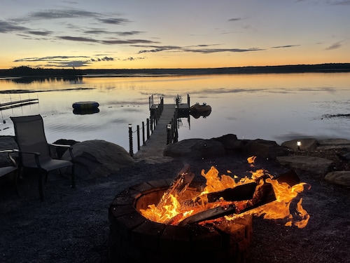 Romantic Family Lake front Cabin getaway 45 min W of Edmonton. 5 star cabin.