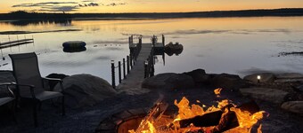 Romantic Family Lake front Cabin getaway 45 min W of Edmonton. 5 star cabin.