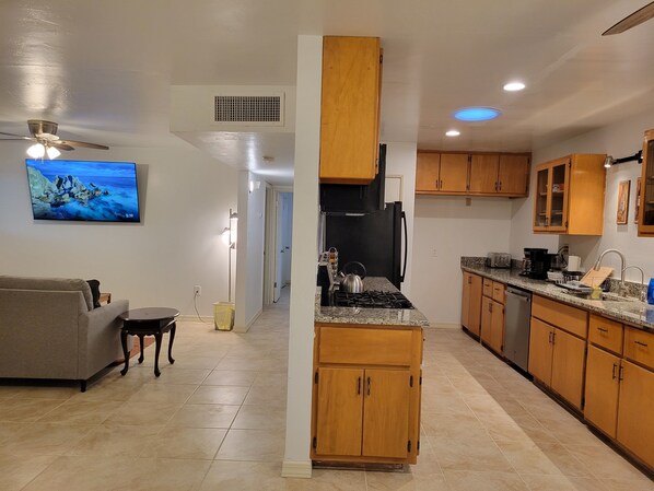 ثلاجة، ميكروويف، فرن، موقد طهي مسطح