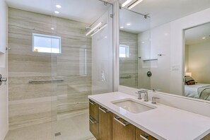 Combined shower/bathtub, hair dryer, towels