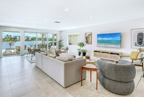 Smart TV, books, stereo, offices