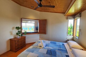 3 slaapkamers, een strijkplank/strijkijzer, wifi, beddengoed