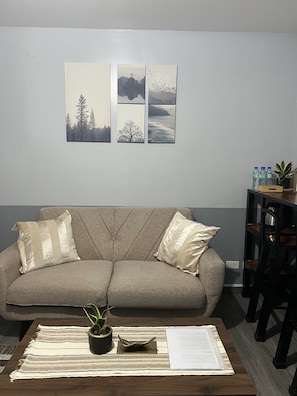 Smart TV - City Center - front of Iloilo Esplanade 2BR condo (Iloilo City)