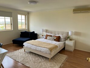 4 Schlafzimmer, Schreibtisch, Bügeleisen/Bügelbrett, Reisekinderbett