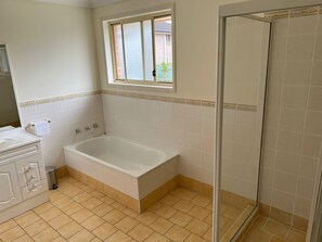 Badewanne, Haartrockner, Handtücher, Seife