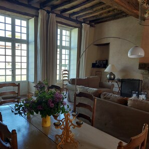 Caminetto, libri, stampante